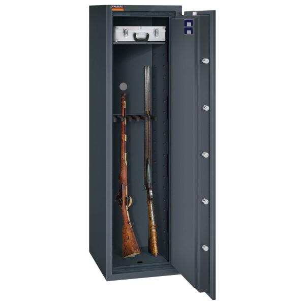 Ein graphitgrauer Waffenschrank mit sichtbarer Türverriegelung. Zwei Langwaffen stehen im unteren Bereich, während auf dem Fachboden ein Aktenkoffer liegt. Der Schrank befindet sich vor einem weißen Hintergrund.