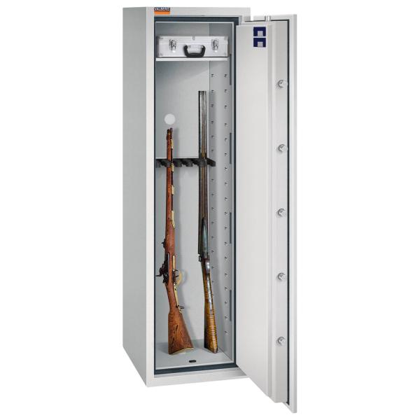 Ein lichtgrauer Waffenschrank mit sichtbarer Türverriegelung. Zwei Langwaffen stehen im unteren Bereich, während auf dem Fachboden ein Aktenkoffer liegt. Der Schrank befindet sich vor einem weißen Hintergrund.