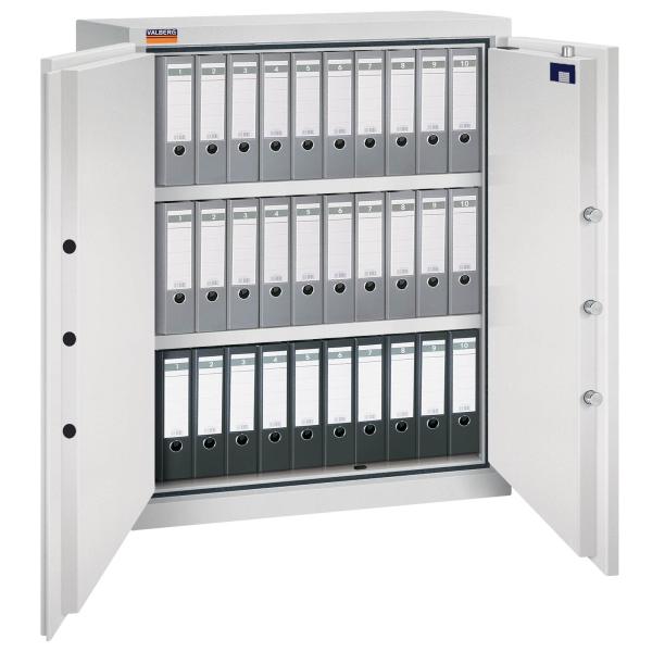 Lichtgrauer Aktenlagerschrank mit sichtbarer Türverriegelung. Innenraum mit zwei Fachböden, eine Reihe schwarze und zwei Reihen graue Aktenordner. Das Produkt steht vor einem weißen Hintergrund.