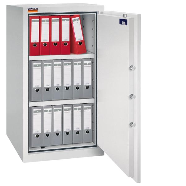 Lichtgrauer Aktenlagerschrank mit sichtbarer Türverriegelung. Innenraum mit zwei Fachböden, eine Reihe rote und zwei Reihen graue Aktenordner. Das Produkt steht vor einem weißen Hintergrund.