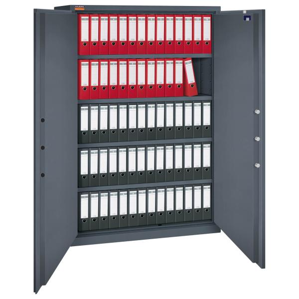 Graphitgrauer Aktenlagerschrank mit sichtbarer Türverriegelung. Innenraum mit vier Fachböden, zwei Reihen rote und drei Reihen schwarze Aktenordner. Das Produkt steht vor einem weißen Hintergrund.