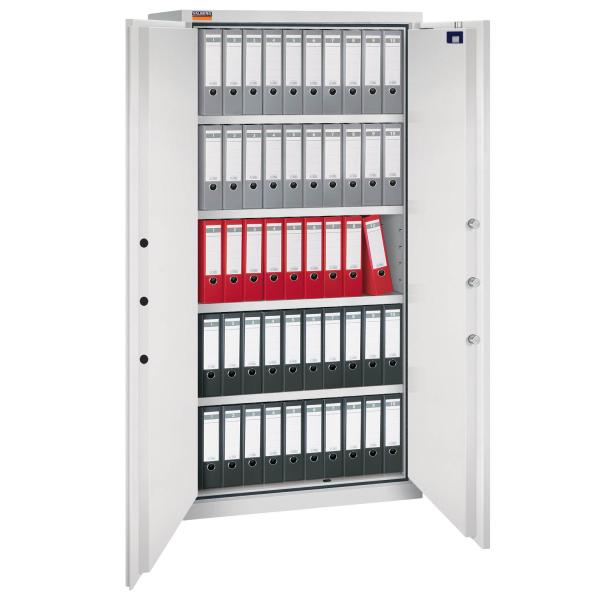 Lichtgrauer Aktenlagerschrank mit sichtbarer Türverriegelung. Innenraum mit vier Fachböden, zwei Reihen schwarze, eine Reihe rote und eine Reihe graue Aktenordner. Das Produkt steht vor einem weißen Hintergrund.