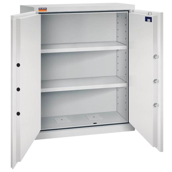 Geöffneter lichtgrauer Aktenlagerschrank mit zwei Fachböden und leerem Innenraum. Es ist eine sichtbare Türverriegelung und Zertifikate in dem rechten Türinnenraum vorhanden. Der Tresor steht vor einem weißen Hintergrund.