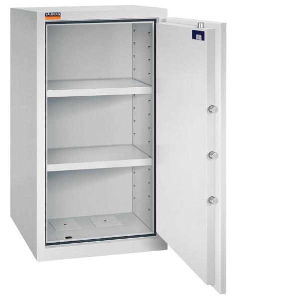 Geöffneter lichtgrauer Aktenlagerschrank mit zwei Fachböden und leerem Innenraum. Im Türinnenraum befinden sich eine sichtbare Türverriegelung und Zertifikate. Der Tresor steht vor einem weißen Hintergrund.