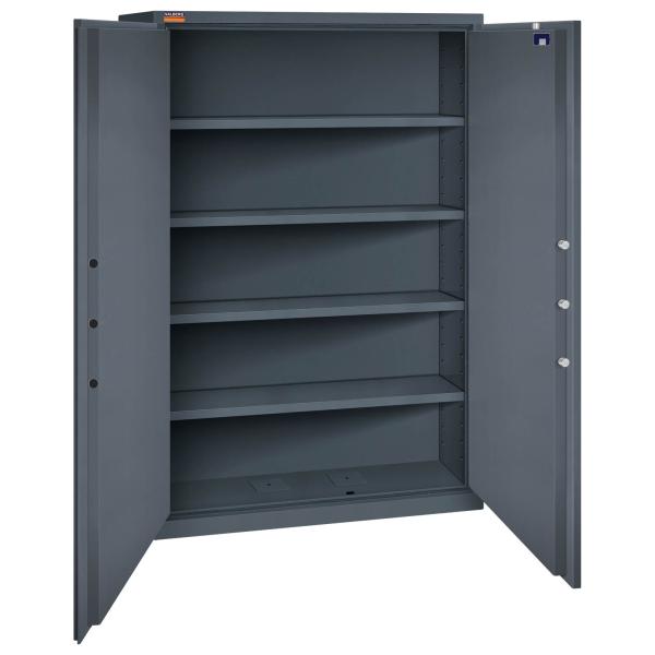Geöffneter graphitgrauer Aktenlagerschrank mit vier Fachböden und leerem Innenraum. Es ist eine sichtbare Türverriegelung und Zertifikate in dem rechten Türinnenraum vorhanden. Der Tresor steht vor einem weißen Hintergrund.