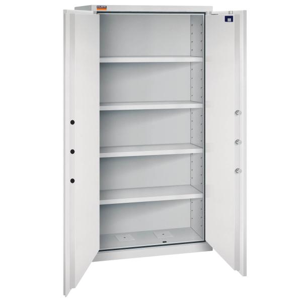 Geöffneter lichtgrauer Aktenlagerschrank mit vier Fachböden und leerem Innenraum. Im Türinnenraum befinden sich eine sichtbare Türverriegelung und Zertifikate. Der Tresor steht vor einem weißen Hintergrund.