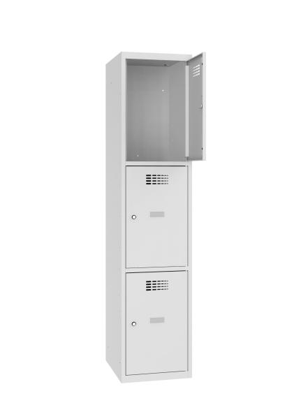 Ein lichtgrauer Fächerschrank mit einem Abteil und drei Fächern mit jeweils einer Tür. Die oberste Tür ist geöffnet. Der Schrank steht vor einem weißen Hintergrund.
