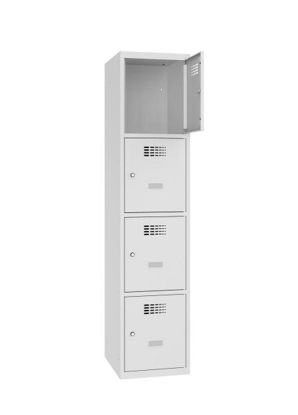 Ein lichtgrauer Fächerschrank mit einem Abteil und vier Fächern mit jeweils einer Tür. Die oberste Tür ist geöffnet. Der Schrank steht vor einem weißen Hintergrund.