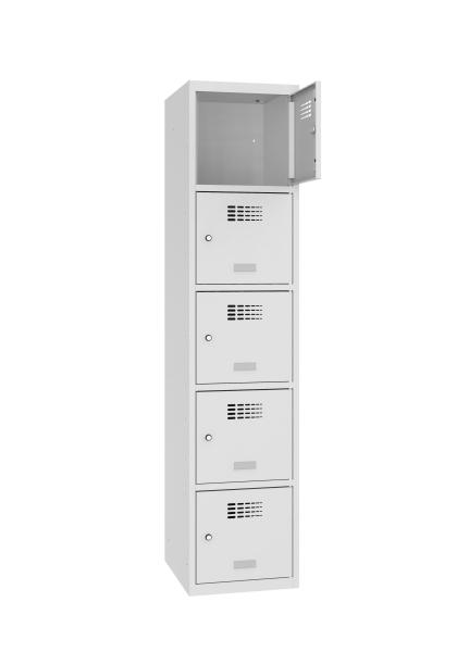 Ein lichtgrauer Fächerschrank mit einem Abteil und fünf Fächern mit jeweils einer Tür. Die oberste Tür ist geöffnet. Der Schrank steht vor einem weißen Hintergrund.