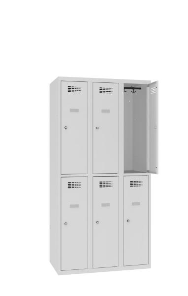 Ein lichtgrauer Fächerschrank mit drei Abteilen und sechs Fächern mit jeweils einer Tür. Die obere rechte Tür ist geöffnet, während der Schrank vor einem weißen Hintergrund steht.