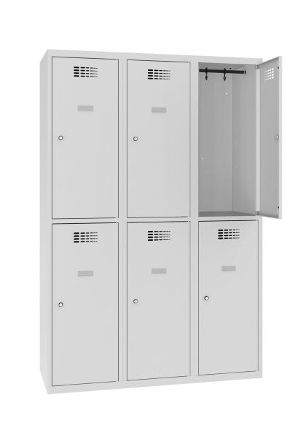 Ein lichtgrauer Fächerschrank mit drei Abteilen und sechs Fächern mit jeweils einer Tür. Im Schrank befinden sich Kleiderstangen mit Kleiderhaken. Die obere rechte Tür ist geöffnet, während der Schrank vor einem weißen Hintergrund steht.
