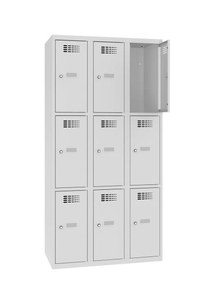 Ein lichtgrauer Fächerschrank mit drei Abteilen und neun Fächern mit jeweils einer Tür. Die oberste rechte Tür ist geöffnet, während der Schrank vor einem weißen Hintergrund steht.