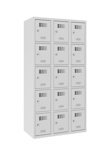 Ein lichtgrauer Fächerschrank mit drei Abteilen und 15 Fächern mit jeweils einer Tür. Alle Türen sind geschlossen. Der Schrank steht vor einem weißen Hintergrund.