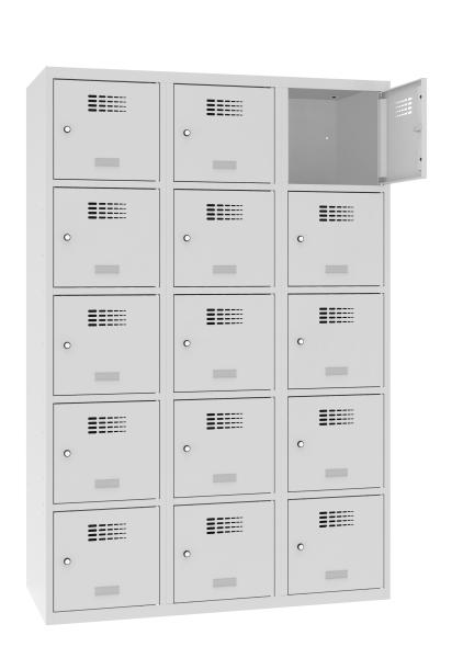 Ein lichtgrauer Fächerschrank mit drei Abteilen und 15 Fächern mit jeweils einer Tür. Die oberste rechte Tür ist geöffnet, während der Schrank vor einem weißen Hintergrund steht.