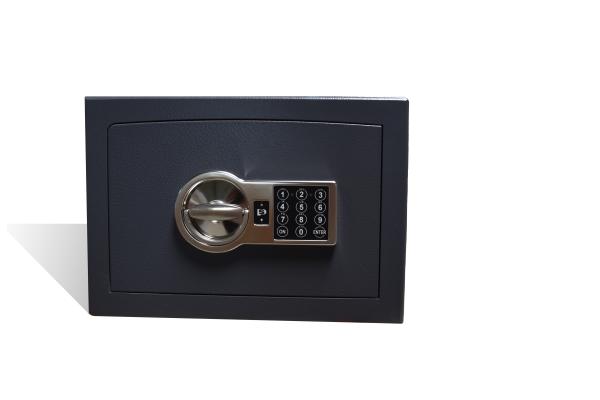 Ein graphitgrauer Möbeltresor mit einem elektronischen Schloss. Die Tür ist geschlossen. Der Tresor steht vor einem weißen Hintergrund.