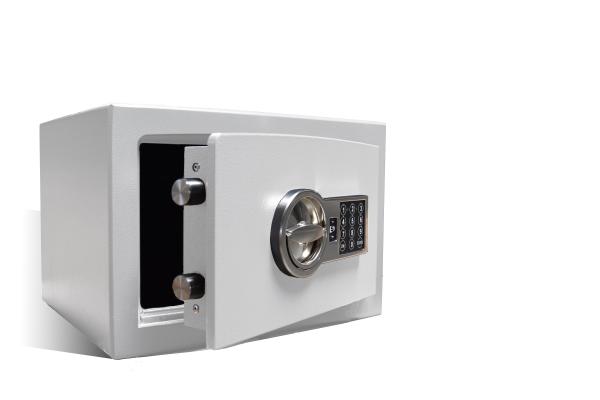 Ein lichtgrauer Möbeltresor mit einem elektronischen Schloss. Die Tür ist einen Spalt geöffnet und man sieht die Türverriegelung. Der Tresor steht vor einem weißen Hintergrund.