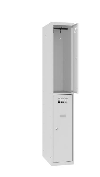 Ein lichtgrauer Fächerschrank mit einem Abteil und zwei Fächern mit jeweils einer Tür. Die obere Tür ist geöffnet. Im Schrank befinden sich Kleiderstangen mit Kleiderhaken. Der Schrank steht vor einem weißen Hintergrund.