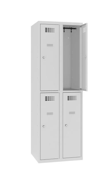 Ein lichtgrauer Fächerschrank mit zwei Abteilen und vier Fächern mit jeweils einer Tür. Im Schrank befinden sich Kleiderstangen mit Kleiderhaken. Die obere rechte Tür ist geöffnet, während der Schrank vor einem weißen Hintergrund steht.