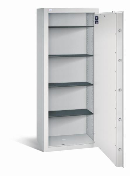 Geöffneter lichtgrauer Wertschutzschrank mit massivem Korpus und offener Tür. Im inneren befinden sich vier schwarze höhenverstellbare Fachböden. Der Tresor steht vor einem weißen Hintergrund.