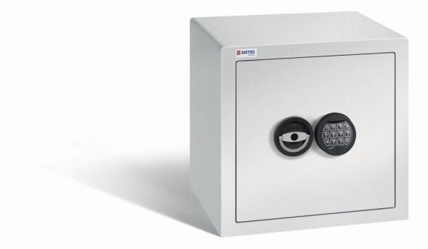 Geschlossener lichtgrauer Möbeltresor mit massivem Korpus und geschlossener Tür. Die Tür verfügt über ein Elektronisches Schloss. Der Tresor steht vor einem weißen Hintergrund.