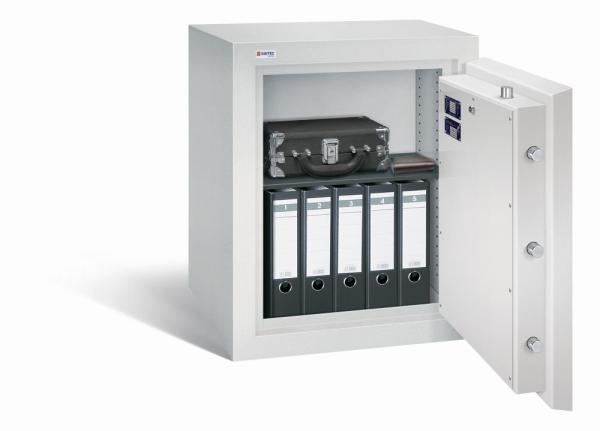 Geöffneter lichtgrauer Wertschutzschrank vor einem weißen Hintergrund mit massivem Korpus und offener Tür. Im inneren befindet sich ein schwarzer höhenverstellbarer Fachboden mit 5 Ordner, eine Bargeldkassette und ein Portmonee.