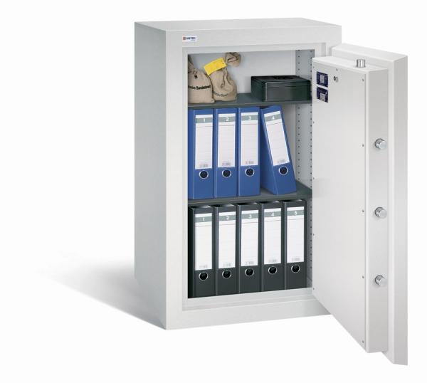 Geöffneter lichtgrauer Wertschutzschrank mit massivem Korpus und offener Tür. Im inneren befinden sich zwei schwarze höhenverstellbare Fachböden mit 9 Ordner, eine Bargeldkassette und zwei Beutel. Der Tresor steht vor einem weißen Hintergrund.
