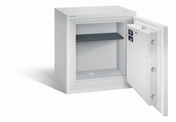 Geöffneter lichtgrauer Wertschutzschrank mit massivem Korpus und offener Tür. Im inneren befindet sich ein schwarzer höhenverstellbarer Fachboden. Der Tresor steht vor einem weißen Hintergrund.