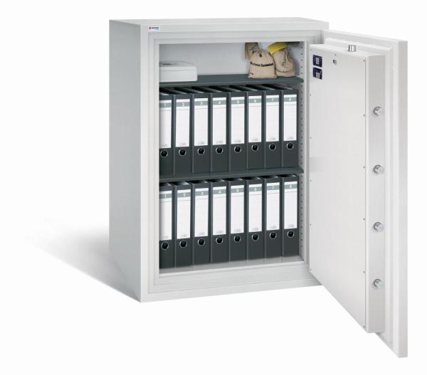 Ein lichtgrauer Wertschutzschrank mit einer geöffneten Tür. Im Innenraum befinden sich zwei Reihen schwarze Aktenordner, eine Kassenbox und Geldbeutel. Das Produkt steht vor einem weißen Hintergrund.