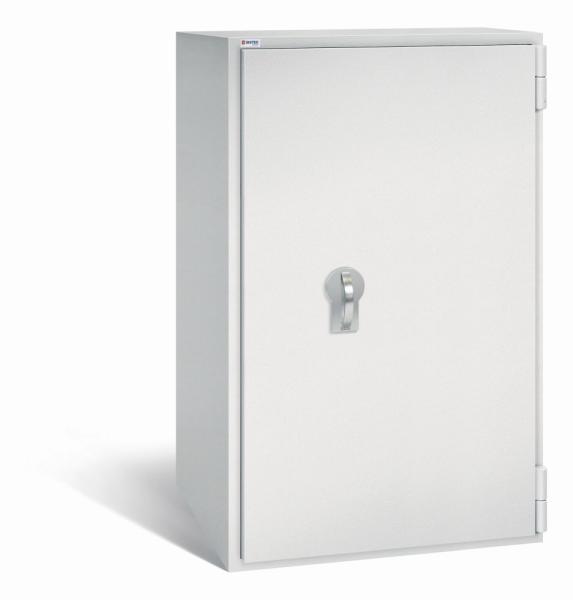 Ein lichtgrauer Wertschutzschrank mit einem Doppelbart-Sicherheitsschloss. Die Tür ist geschlossen. Das Produkt befindet sich vor einem weißen Hintergrund.