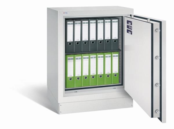 Geöffneter lichtgrauer Dokumentenschrank mit sichtbarer Türverriegelung und Zertifikaten an der Türinnenseite. Innenraum mit einem Fachboden und zwei Reihen Aktenordnern in Schwarz und Grün. Der Tresor steht vor weißem Hintergrund.