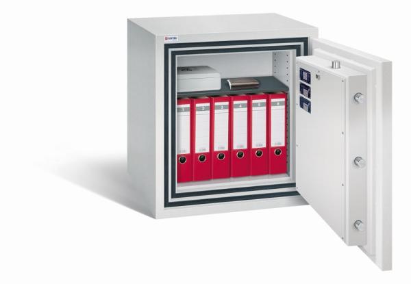Geöffneter lichtgrauer Wertschutzschrank vor einem weißen Hintergrund mit massivem Korpus und offener Tür. Im inneren befindet sich ein schwarzer höhenverstellbarer Fachboden mit 6 Ordner, eine Bargeldkassette und ein Portmonee.