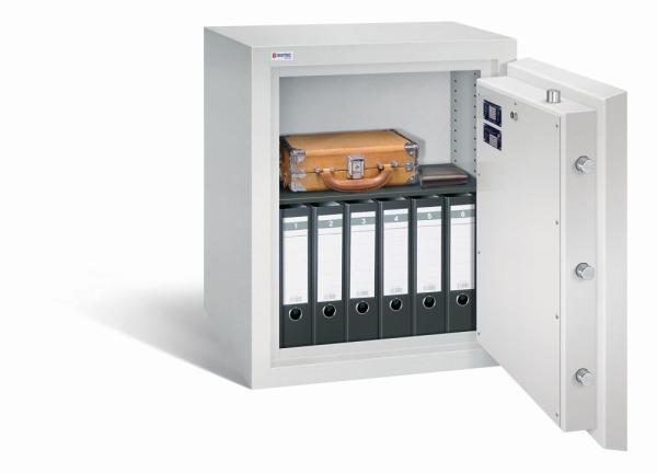 Geöffneter lichtgrauer Wertschutzschrank mit massivem Korpus und offener Tür. Im inneren befindet sich ein schwarzer höhenverstellbarer Fachboden mit 6 Ordner und einen kleinen Koffer. Der Tresor steht vor einem weißen Hintergrund.