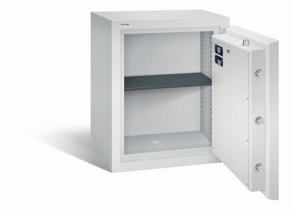 Geöffneter lichtgrauer Wertschutzschrank mit massivem Korpus und offener Tür. Im inneren befindet sich ein schwarzer höhenverstellbarer Fachboden. Der Tresor steht vor einem weißen Hintergrund.