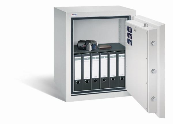 Geöffneter lichtgrauer Wertschutzschrank vor einem weißen Hintergrund mit massivem Korpus und offener Tür. Im inneren befindet sich ein schwarzer höhenverstellbarer Fachboden mit 6 Ordner, eine Kamera und ein Portmonee.