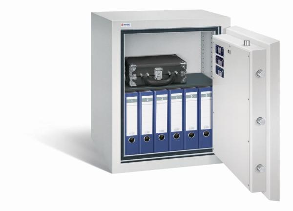 Geöffneter lichtgrauer Wertschutzschrank mit massivem Korpus und offener Tür. Im inneren befindet sich ein schwarzer höhenverstellbarer Fachboden mit 6 Ordner, eine Bargeldkassette. Der Tresor steht vor einem weißen Hintergrund.