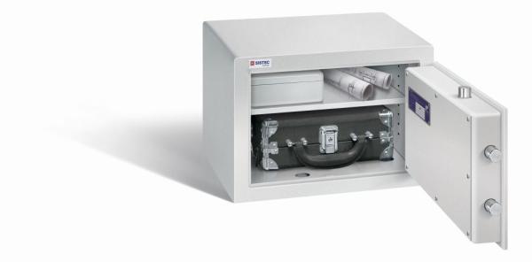 Ein lichtgrauer Möbeltresor mit einer geöffneten Tür. Im Innenraum befindet sich ein Aktenkoffer, eine Kassenbox und zwei Baupläne. Das Produkt steht vor einem weißen Hintergrund.