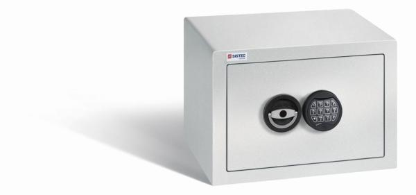 Ein lichtgrauer Möbeltresor mit einem elektronischen Schloss. Die Tür ist geschlossen. Der Tresor steht vor einem weißen Hintergrund.