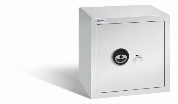 Ein lichtgrauer Möbeltresor mit einem Doppelbart-Sicherheitsschloss. Die Tür ist geschlossen. Der Tresor steht vor einem weißen Hintergrund.