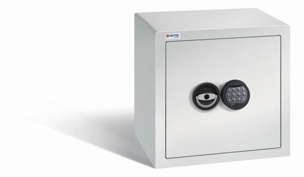 Ein lichtgrauer Möbeltresor mit einem elektronischen Schloss. Die Tür ist geschlossen. Der Tresor steht vor einem weißen Hintergrund.