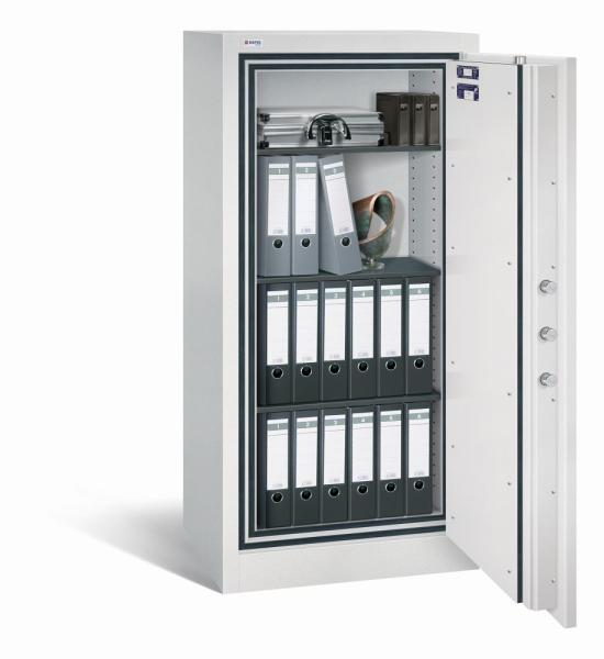 Lichtgrauer Dokumentenschrank mit sichtbarer Türverriegelung und Zertifikaten auf der Türinnenseite. Im Innenraum befinden sich drei Fachböden und zwei Reihen schwarze und eine Reihe graue Aktenordner. Der Tresor steht vor einem weißen Hintergrund.