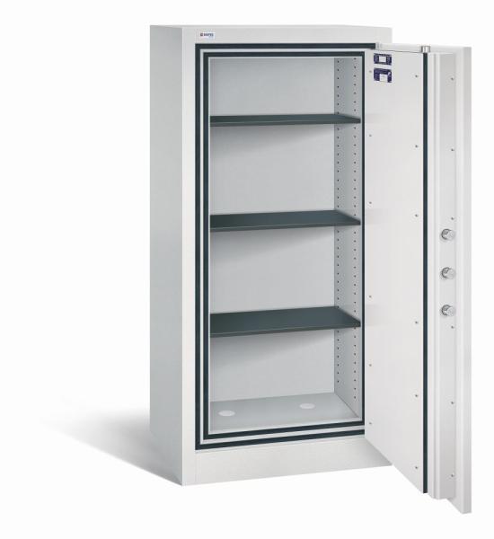 Geöffneter lichtgrauer Dokumentenschrank mit drei Fachböden und leerem Innenraum. Auf der Türinnenseite befinden sich Zertifikate, zudem ist eine sichtbare Türverriegelung vorhanden. Der Tresor steht vor einem weißen Hintergrund.