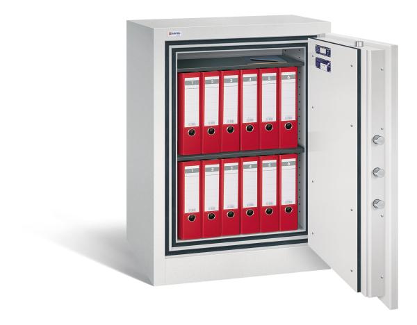 Lichtgrauer Dokumentenschrank mit sichtbarer Türverriegelung und Zertifikaten auf der Türinnenseite. Im Innenraum befinden sich zwei Fachböden und zwei Reihen rote Aktenordner. Der Tresor steht vor einem weißen Hintergrund.