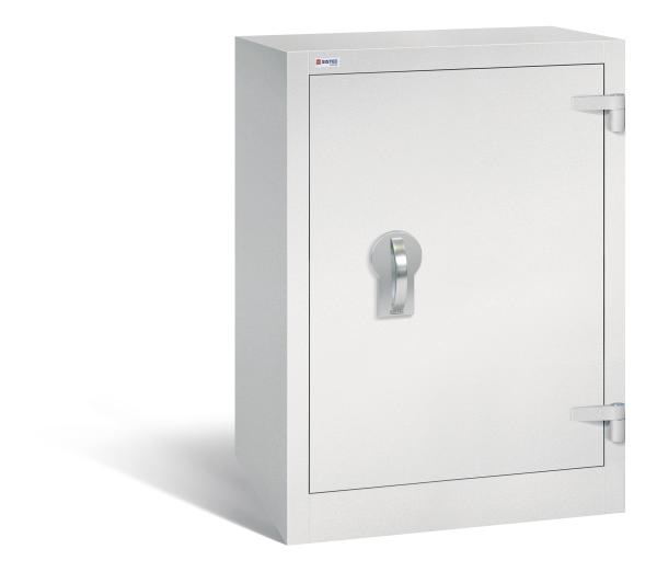 Ein geschlossener Dokumentenschrank in lichtgrau mit sichtbarem Doppelbart-Sicherheitsschloss. Der Tresor steht vor einem weißen Hintergrund.