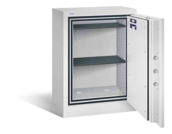 Geöffneter lichtgrauer Dokumentenschrank mit zwei Fachböden und leerem Innenraum. Auf der Türinnenseite befinden sich Zertifikate, zudem ist eine sichtbare Türverriegelung vorhanden. Der Tresor steht vor einem weißen Hintergrund.