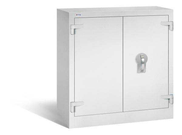 Ein geschlossener Dokumentenschrank in lichtgrau mit zwei Türen und sichtbarem Doppelbart-Sicherheitsschloss. Der Tresor steht vor einem weißen Hintergrund.