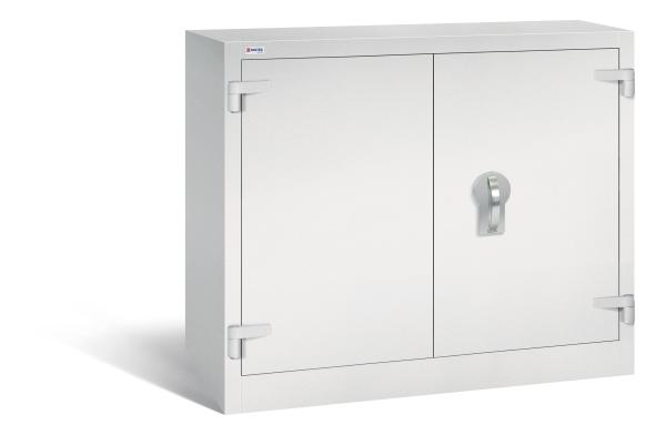 Ein geschlossener Dokumentenschrank in lichtgrau mit zwei Türen und sichtbarem Doppelbart-Sicherheitsschloss. Der Tresor steht vor einem weißen Hintergrund.