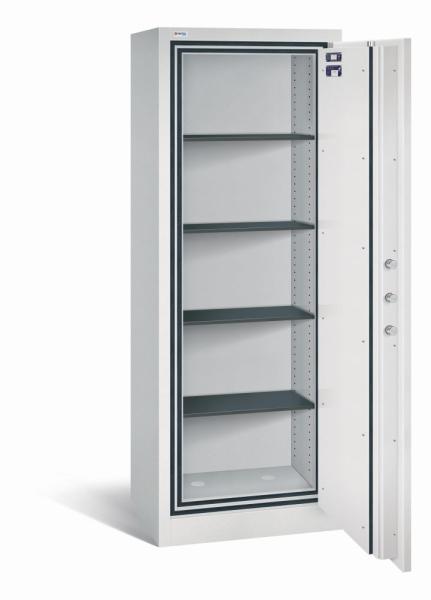 Geöffneter lichtgrauer Dokumentenschrank mit vier Fachböden und leerem Innenraum. Auf der Türinnenseite befinden sich Zertifikate, zudem ist eine sichtbare Türverriegelung vorhanden. Der Tresor steht vor einem weißen Hintergrund.