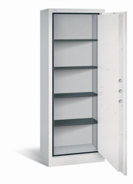 Geöffneter lichtgrauer Aktenlagerschrank mit vier Fachböden und leerem Innenraum. Es ist eine sichtbare Türverriegelung vorhanden. Der Tresor steht vor einem weißen Hintergrund.