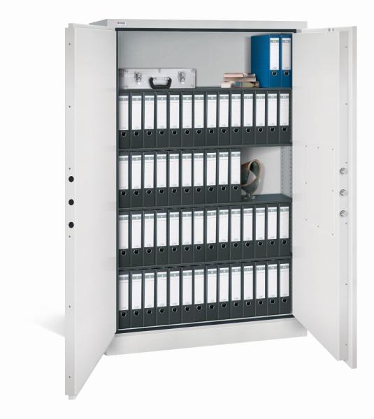Lichtgrauer Aktenlagerschrank mit sichtbarer Türverriegelung. Innenraum mit vier Fachböden, vier Reihen schwarze und ein paar blaue Aktenordner, sowie ein Aktenkoffer und ein paar Bücher. Das Produkt steht vor einem weißen Hintergrund.