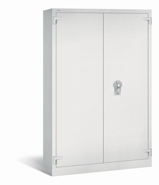 Ein geschlossener Aktenlagerschrank in lichtgrau mit sichtbarem Doppelbart-Sicherheitsschloss. Der Tresor steht vor einem weißen Hintergrund.